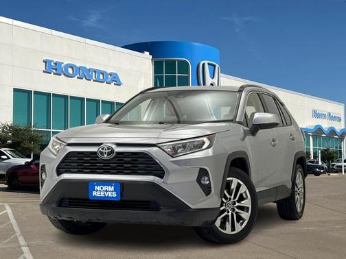 Silver Sky Metallic 2019 Toyota RAV4 XLE Premium
