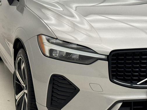 2022 Volvo XC60 B5 R-Design