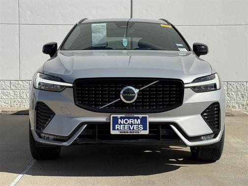 2022 Volvo XC60 B5 R-Design