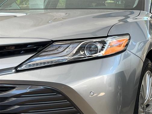 2020 Toyota Camry Hybrid XLE