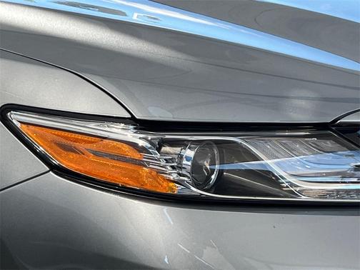 2020 Toyota Camry Hybrid XLE