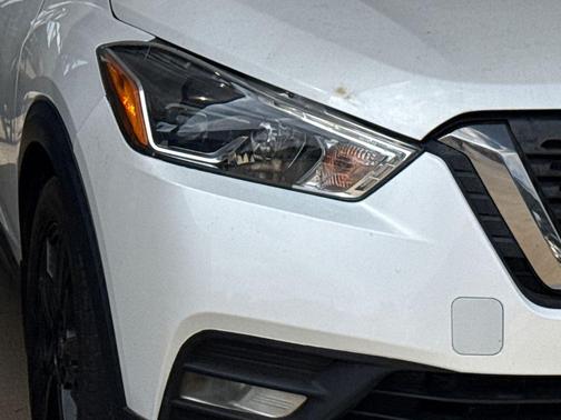 Aspen White / Super Black 2020 Nissan Kicks SR