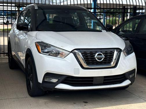 Aspen White / Super Black 2020 Nissan Kicks SR