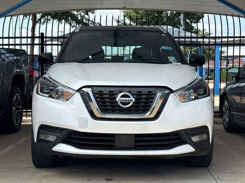 Aspen White / Super Black 2020 Nissan Kicks SR