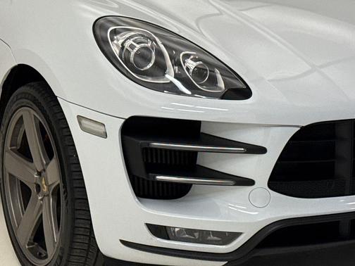 Carrara White Metallic 2016 Porsche Macan Turbo
