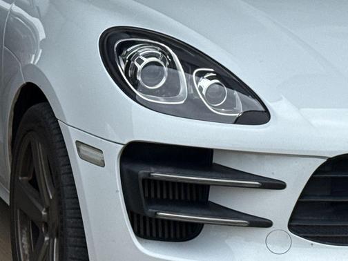 Carrara White Metallic 2016 Porsche Macan Turbo