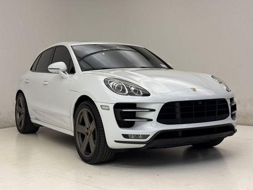 Carrara White Metallic 2016 Porsche Macan Turbo