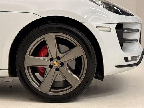 Carrara White Metallic 2016 Porsche Macan Turbo
