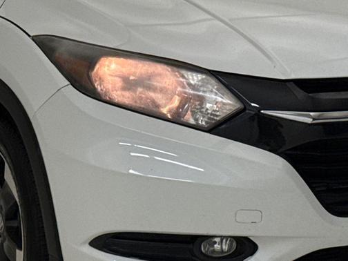 White 2018 Honda HR-V EX