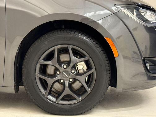 Granite Crystal Clearcoat Metallic 2018 Chrysler Pacifica Touring Plus