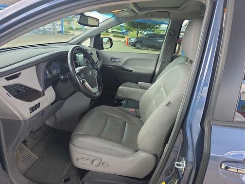 2016 Toyota Sienna XLE