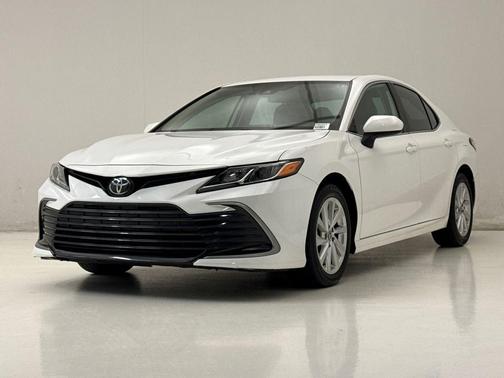 Ice 2023 Toyota Camry LE