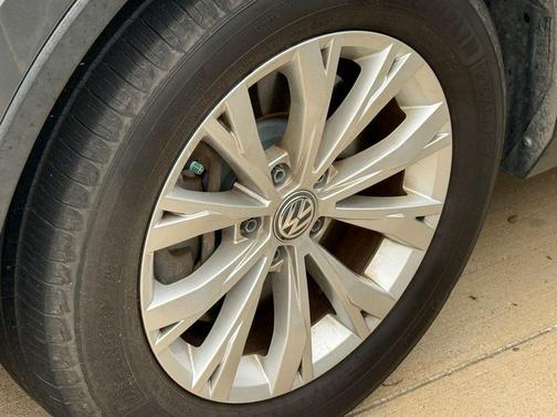 Platinum Gray Metallic 2019 Volkswagen Tiguan 2.0T SE