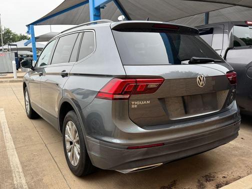 Platinum Gray Metallic 2019 Volkswagen Tiguan 2.0T SE