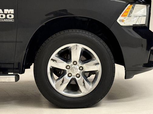 Brilliant Black Crystal Pearlcoat 2019 RAM 1500 Classic Express