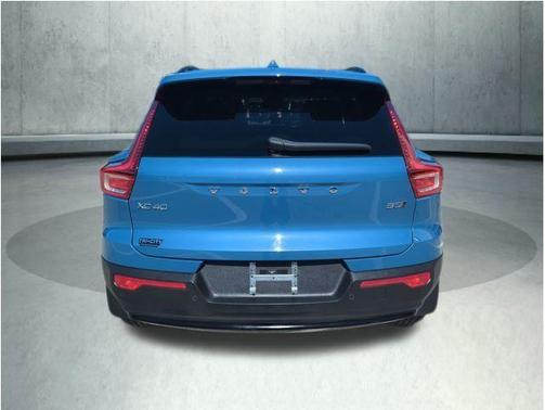 2023 Volvo XC40 B5 Ultimate Dark Theme