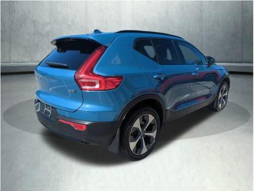 2023 Volvo XC40 B5 Ultimate Dark Theme