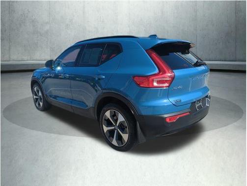 2023 Volvo XC40 B5 Ultimate Dark Theme