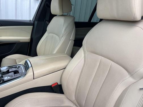 White Metallic 2021 BMW X7 M50i
