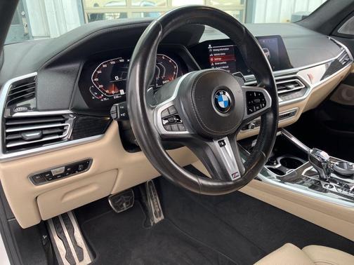 White Metallic 2021 BMW X7 M50i