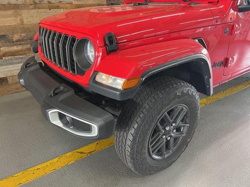 Firecracker Red Clearcoat 2024 Jeep Gladiator Sport S
