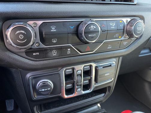 41 2025 Jeep Gladiator Nighthawk