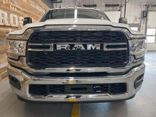 2024 RAM 2500 Tradesman Crew Cab 4x4 6'4' Box