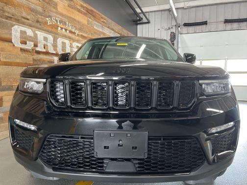 Diamond Black Crystal Pearlcoat 2023 Jeep Grand Cherokee Limited