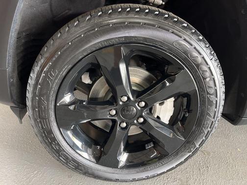 Diamond Black Crystal Pearlcoat 2023 Jeep Grand Cherokee Limited