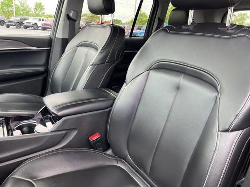 Diamond Black Crystal Pearlcoat 2023 Jeep Grand Cherokee Limited