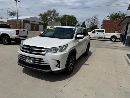 White 2018 Toyota Highlander XLE