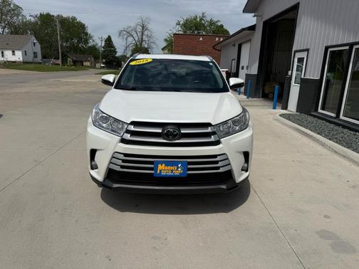 White 2018 Toyota Highlander XLE
