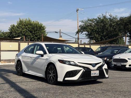 Super White 2021 Toyota Camry SE