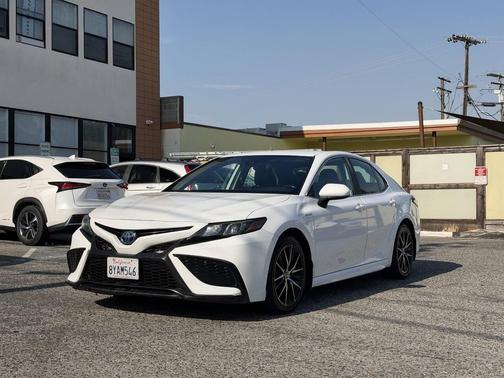 Super White 2021 Toyota Camry SE