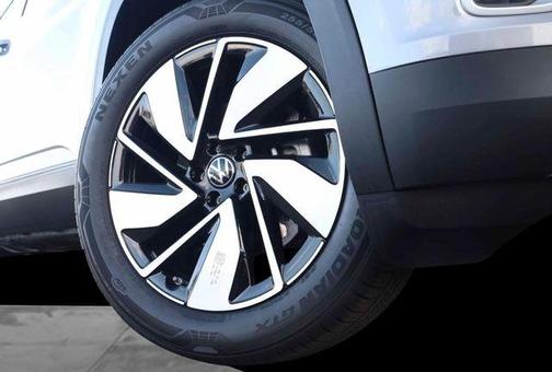 Silver Mist Metallic 2026 Volkswagen Atlas 2.0T SE w/Technology