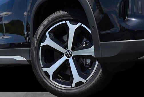 Deep Black Pearl 2026 Volkswagen Tiguan 2.0T SE