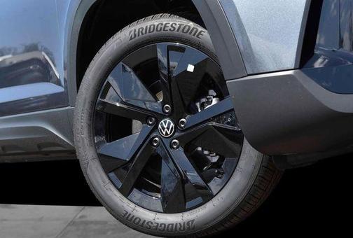 Platinum Gray Metallic 2026 Volkswagen Taos 1.5T SE
