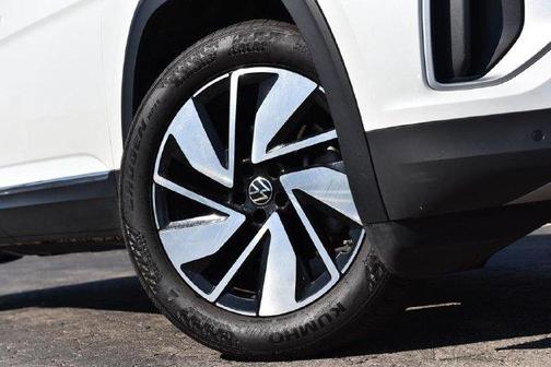 Opal White Pearl Effect 2024 Volkswagen Atlas 2.0T SEL