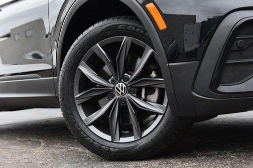 Deep Black Pearl Effect 2023 Volkswagen Tiguan 2.0T SE