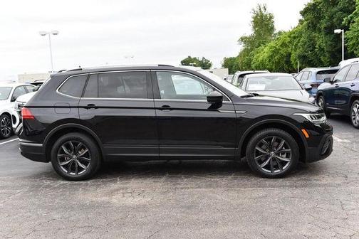 Deep Black Pearl Effect 2023 Volkswagen Tiguan 2.0T SE