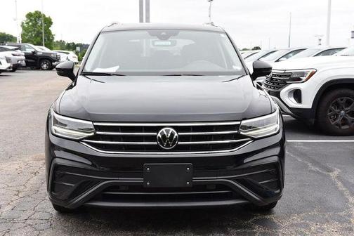 Deep Black Pearl Effect 2023 Volkswagen Tiguan 2.0T SE