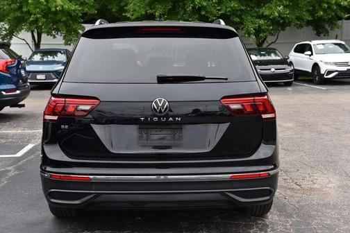 Deep Black Pearl Effect 2023 Volkswagen Tiguan 2.0T SE