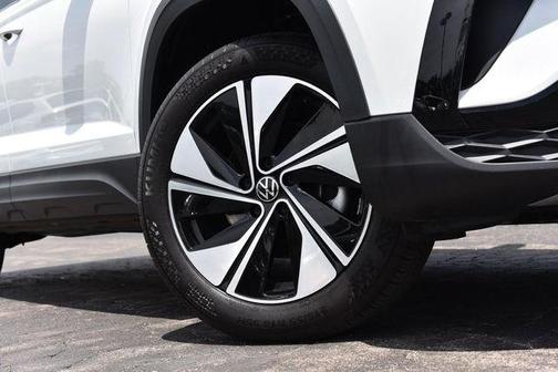 Pure White 2023 Volkswagen Taos 1.5T SE