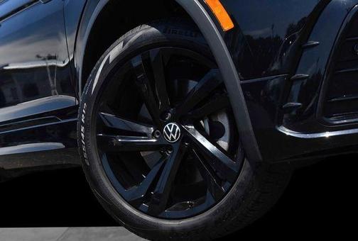 Deep Black Pearl Effect 2024 Volkswagen Tiguan 2.0T SE R-Line Black 4MOTION