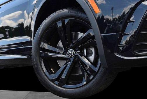 Deep Black Pearl Effect 2023 Volkswagen Tiguan 2.0T SE R-Line Black