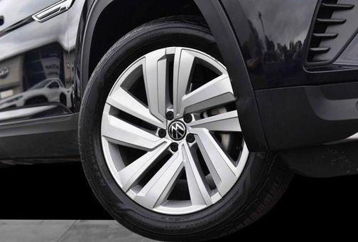 Deep Black Pearl Effect 2023 Volkswagen Atlas Cross Sport 3.6L V6 SE w/Technology