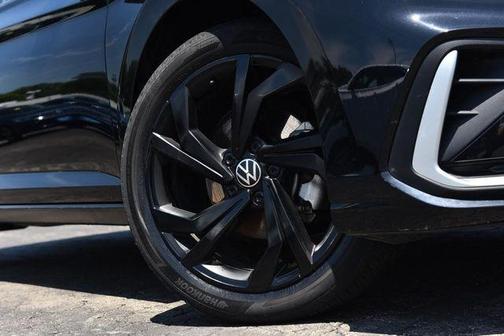 Deep Black Pearl Effect 2025 Volkswagen Jetta 1.5T SE