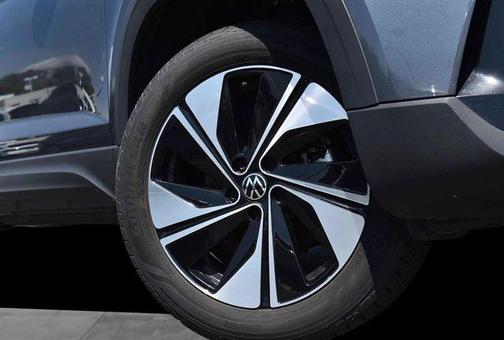 Platinum Gray Metallic 2025 Volkswagen Taos 1.5T SE