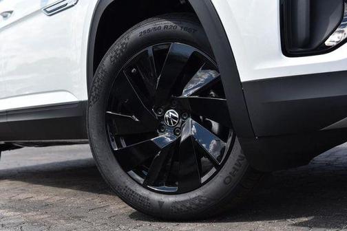 Opal White Pearl 2026 Volkswagen Atlas Cross Sport 2.0T SE W/TECHNOLOGY
