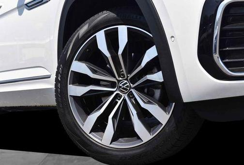 Opal White Pearl Effect 2023 Volkswagen Atlas Cross Sport 3.6L V6 SEL Premium R-Line